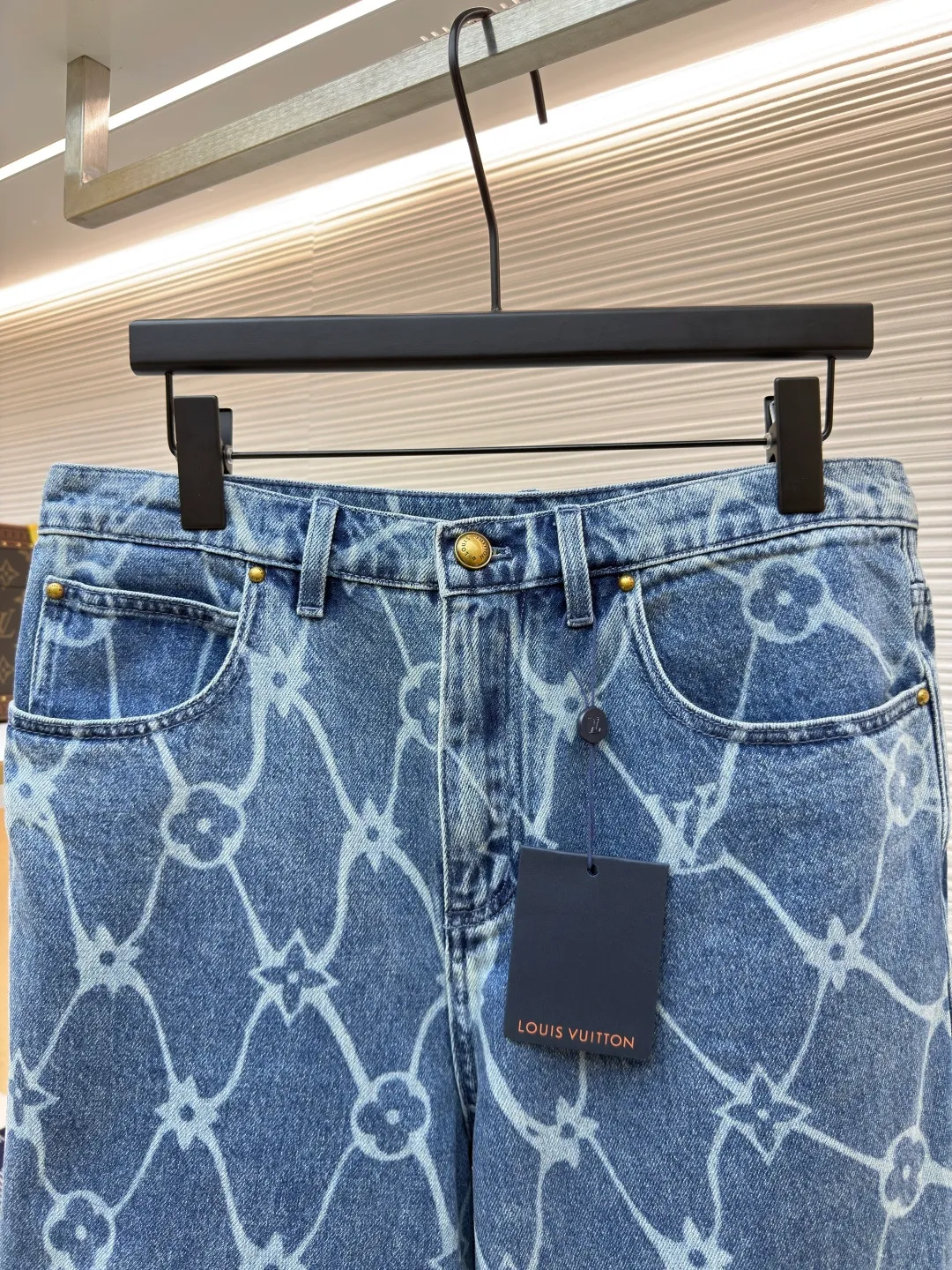 LOUIS VUITTON starry sky presbyopic denim shorts ●Authentic product: purchased and developed for 14600 ●Item number: 1680365-B30 ●Fabrics: cotton denim fabric ●Technology: laser engraving ●Version: fitted version ●Weight: about 440 grams ●Size: 30-31-32-33 ●Description: The fabric is made of 7s*7s twill cotton denim, and the weft yarn is made of compact siro-spun raw cotton yarn. The raw cotton yarn has better strength than the back-spun cotton. It is not easy to produce holes in the later washing water and the raw cotton feels crisp. The Y version is purchased to scan the entire trousers cutting pattern, and the piece of cloth is positioned to cover the pattern, using laser Light engraving process is used to burn out the pattern, the front zipper is restored, the front small pocket is restored, and the back double pocket is restored. The ready-made garments are washed with fried sand, and sea salt and sea sand are added as potassium permanganate additives in the tank. The flower pattern is nostalgic in the later washing process. The mold is made to make a bronze cylindrical I-shaped buckle, and all the bones are round rivets. The overall wiring is straight and delicate, the fabric is comfortable and soft, and the color is consistent without color difference. It can be matched with the same style to create a fashionable look and control various occasions. Customized accessories, complete with three standards, same style for men and women!